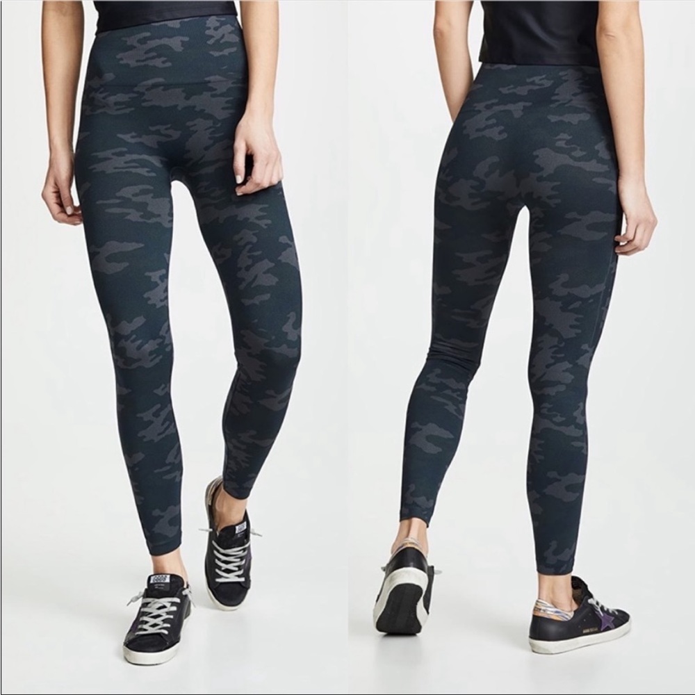 NWOT Spanx Look At Me Now Seamless Leggings in Black Camo M